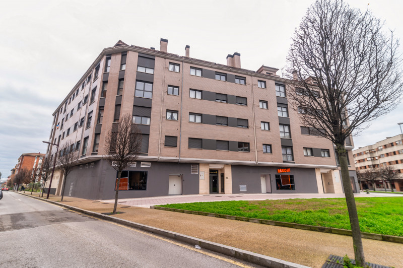 VENTA AMPLIO PISO 3 DORMITORIOS 2 PLAZAS DE GARAJE JUNTO PLAYA PONIENTE