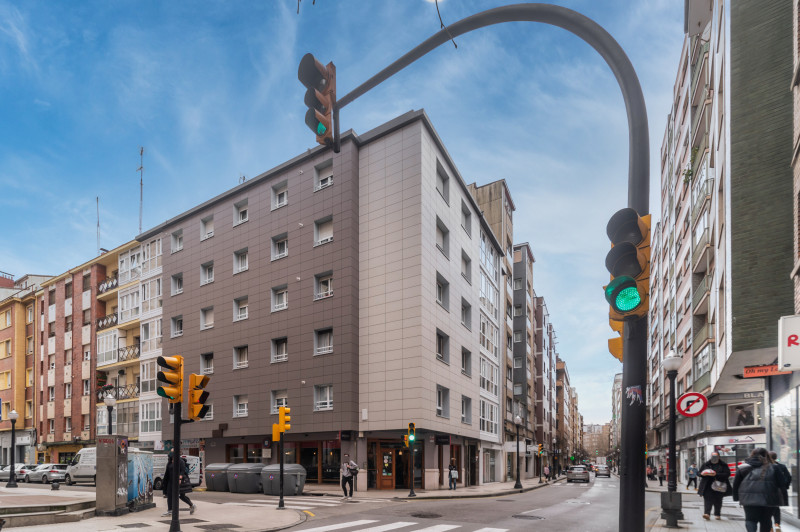GRAN PISO DE CUATRO DORMITORIOS CENTRO DE GIJÓN EDIFICIO CON FACHADA VENTILADA