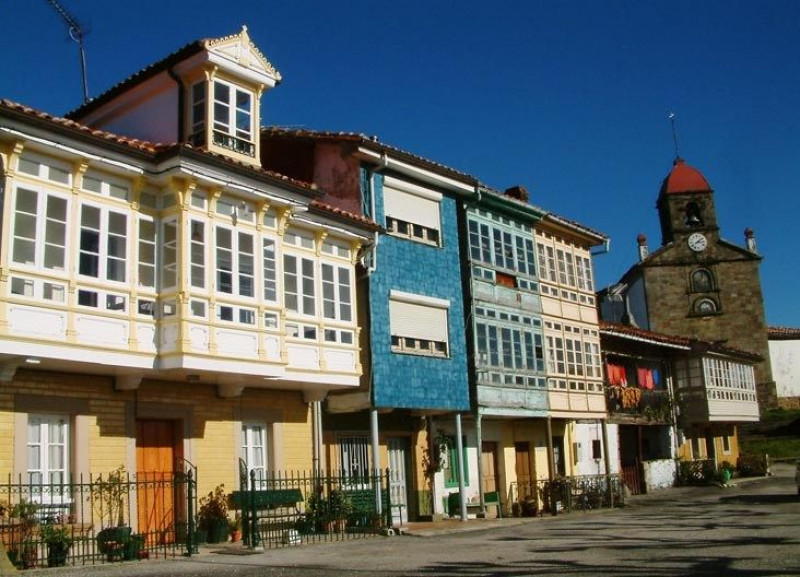 Venta de gran casa de 326m2 a reformar ,con terreno de 800m2 anexo en Torazo, Cabranes