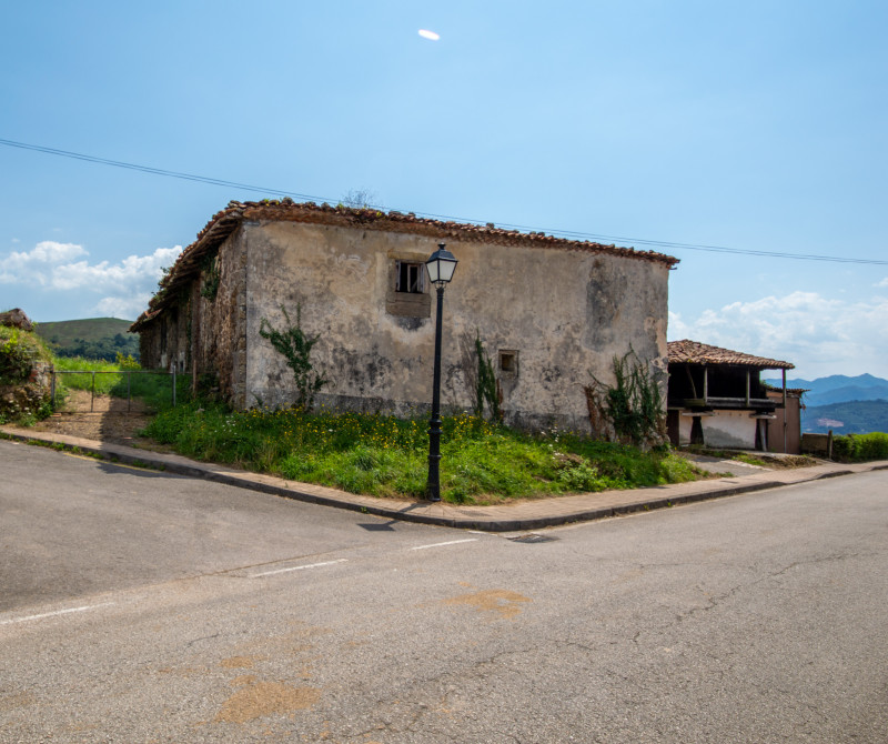 Venta de gran casa de 326m2 a reformar ,con terreno de 800m2 anexo en Torazo, Cabranes