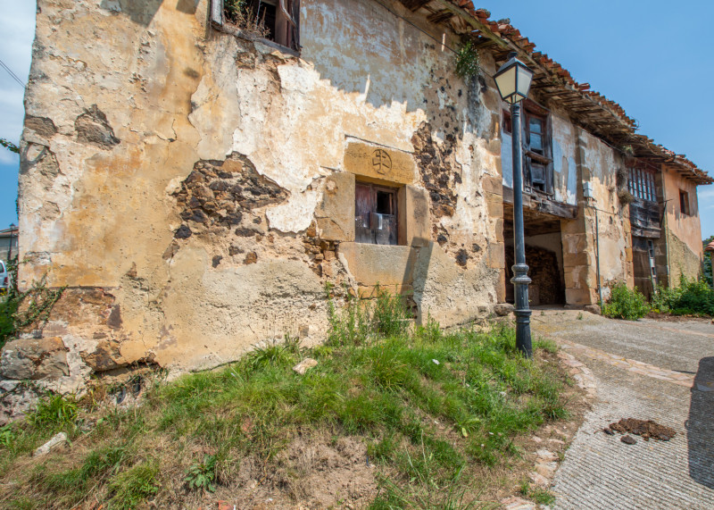 Venta de gran casa de 326m2 a reformar ,con terreno de 800m2 anexo en Torazo, Cabranes