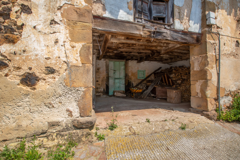 Venta de gran casa de 326m2 a reformar ,con terreno de 800m2 anexo en Torazo, Cabranes