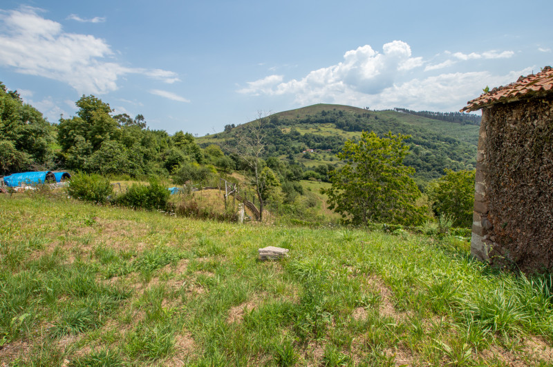 Venta de gran casa de 326m2 a reformar ,con terreno de 800m2 anexo en Torazo, Cabranes
