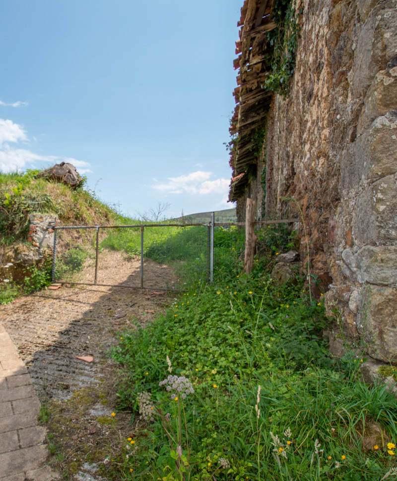Venta de gran casa de 326m2 a reformar ,con terreno de 800m2 anexo en Torazo, Cabranes