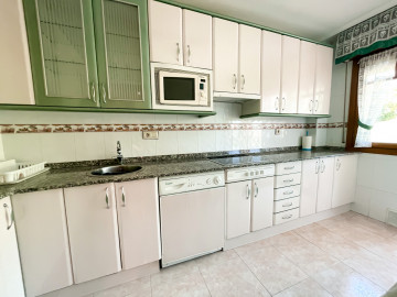 SE ALQUILA PISO DE DOS DORMITORIOS EN AMPUERO