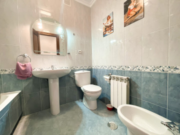 SE ALQUILA PISO DE DOS DORMITORIOS EN AMPUERO