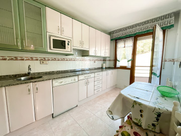 SE ALQUILA PISO DE DOS DORMITORIOS EN AMPUERO