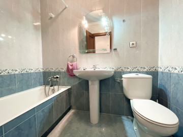 SE ALQUILA PISO DE DOS DORMITORIOS EN AMPUERO