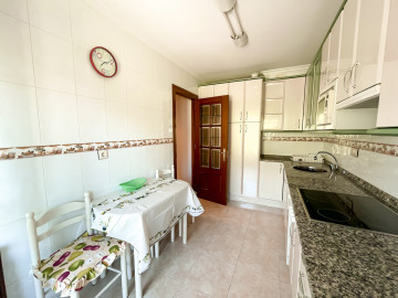 SE ALQUILA PISO DE DOS DORMITORIOS EN AMPUERO