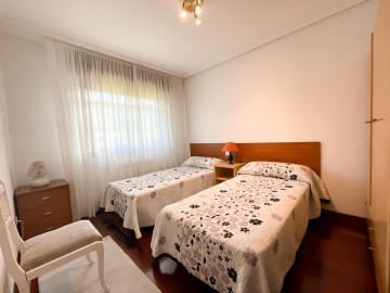 SE ALQUILA PISO DE DOS DORMITORIOS EN AMPUERO