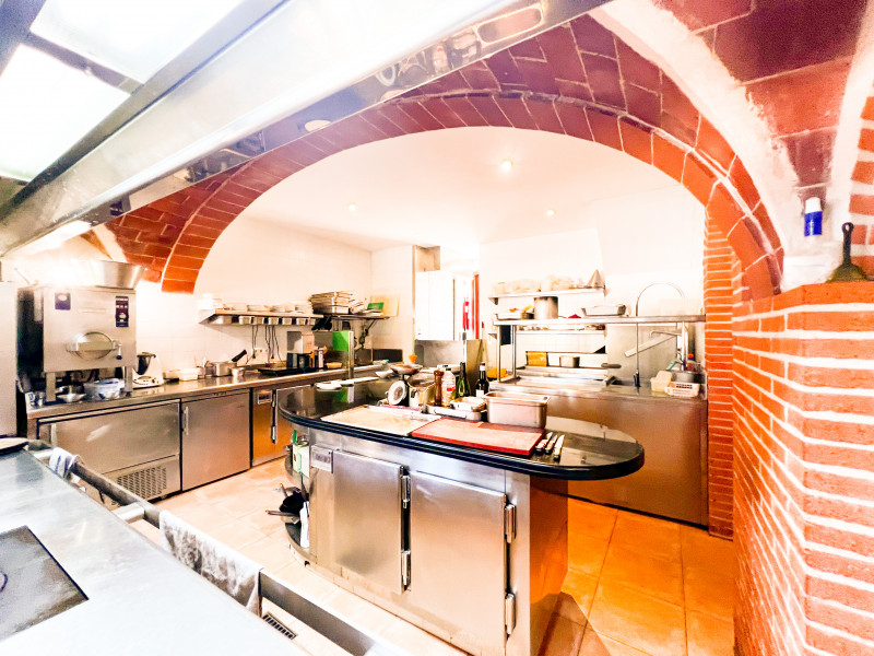 <p>Historic farmhouse in Mollet de Peralada with a successful restaurant included</p>