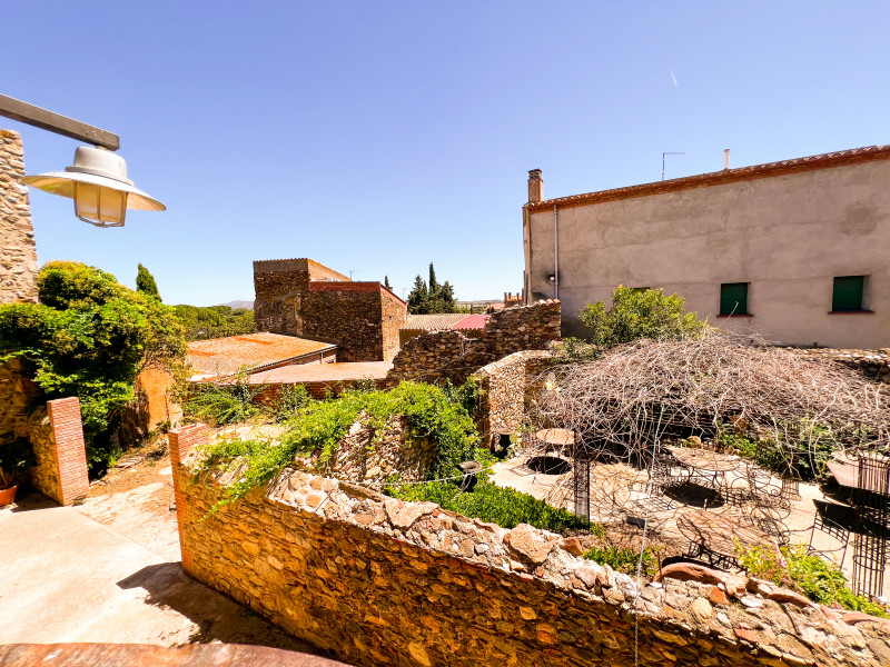 <p>Historic farmhouse in Mollet de Peralada with a successful restaurant included</p>