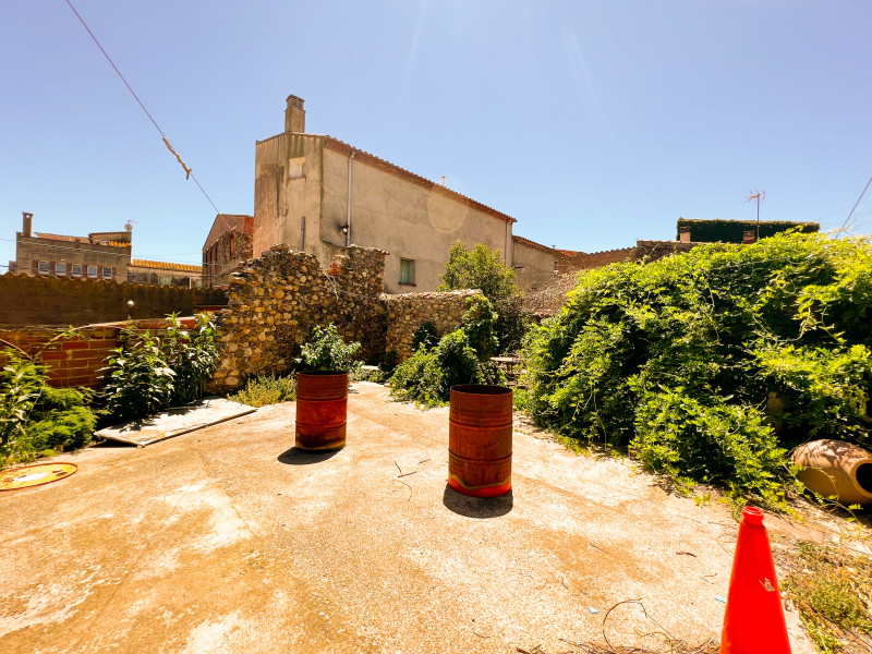<p>Historic farmhouse in Mollet de Peralada with a successful restaurant included</p>