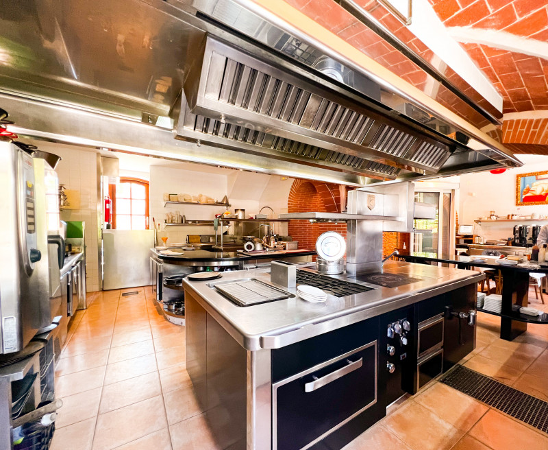 <p>Historic farmhouse in Mollet de Peralada with a successful restaurant included</p>
