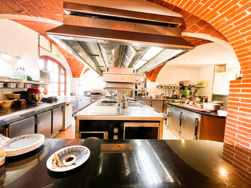 <p>Historic farmhouse in Mollet de Peralada with a successful restaurant included</p>