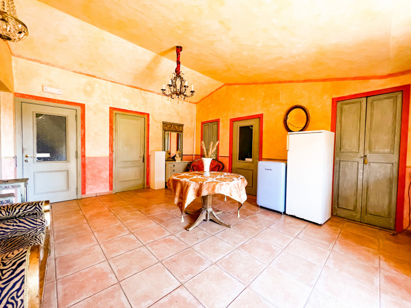 <p>Historic farmhouse in Mollet de Peralada with a successful restaurant included</p>