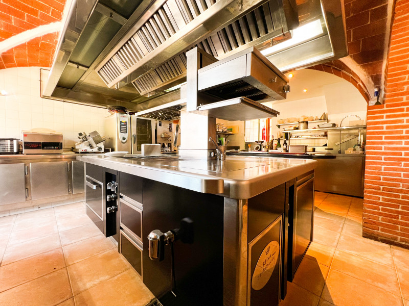 <p>Historic farmhouse in Mollet de Peralada with a successful restaurant included</p>