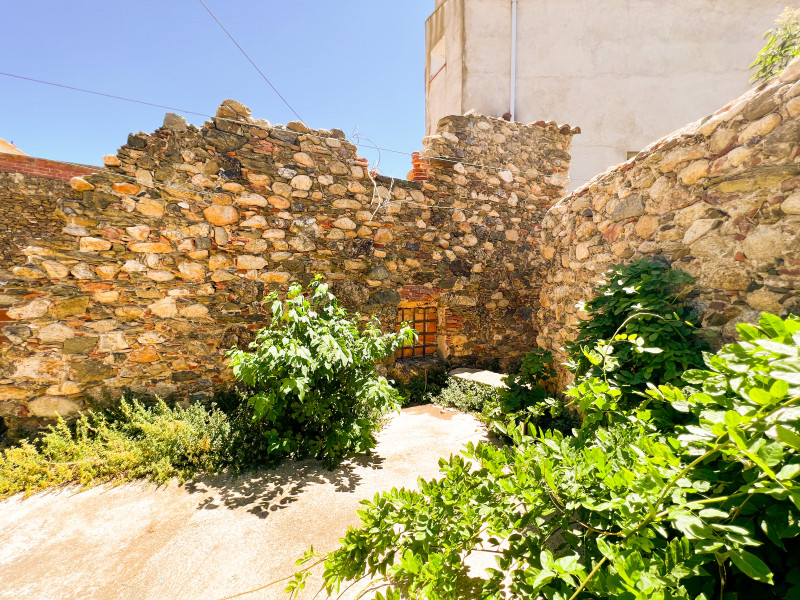 <p>Historic farmhouse in Mollet de Peralada with a successful restaurant included</p>