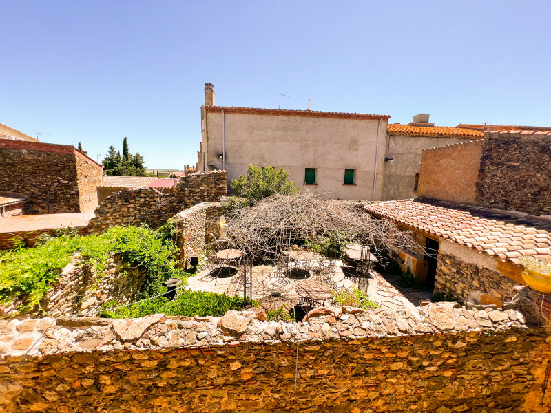 <p>Historic farmhouse in Mollet de Peralada with a successful restaurant included</p>