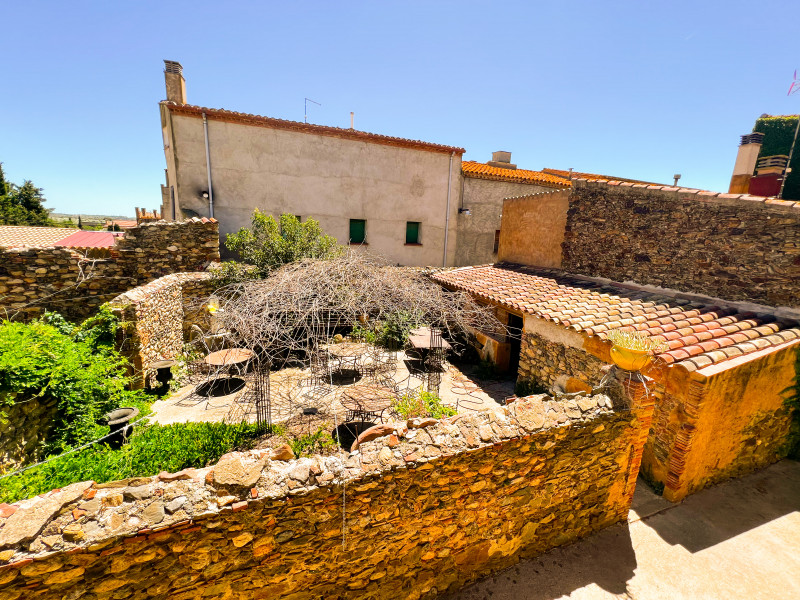 <p>Historic farmhouse in Mollet de Peralada with a successful restaurant included</p>
