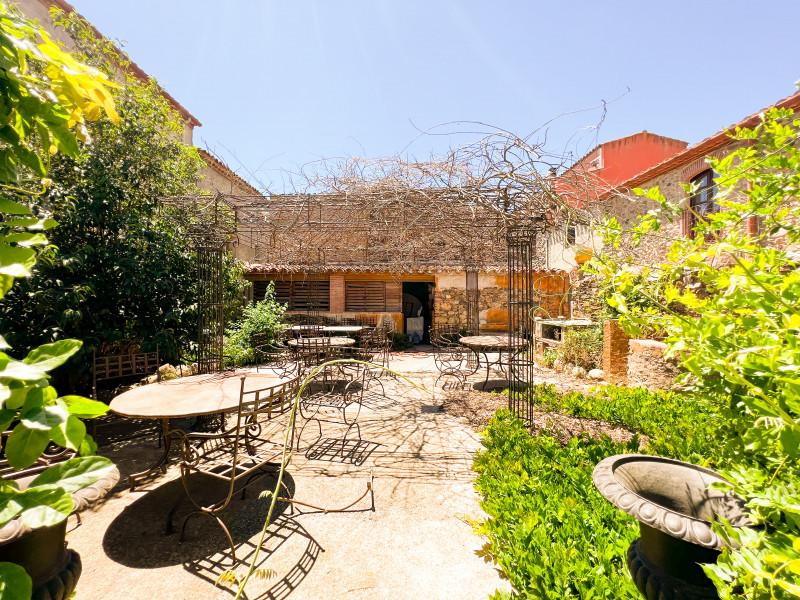 <p>Historic farmhouse in Mollet de Peralada with a successful restaurant included</p>