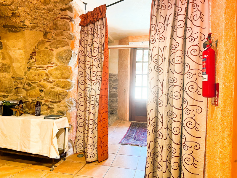 <p>Historic farmhouse in Mollet de Peralada with a successful restaurant included</p>