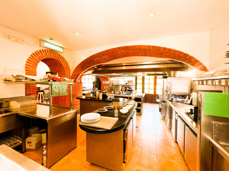 <p>Historic farmhouse in Mollet de Peralada with a successful restaurant included</p>