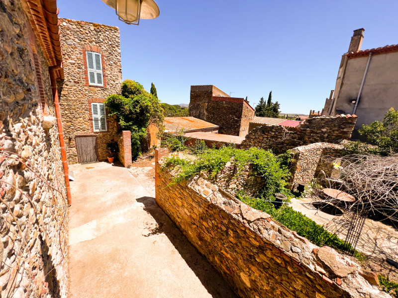<p>Historic farmhouse in Mollet de Peralada with a successful restaurant included</p>