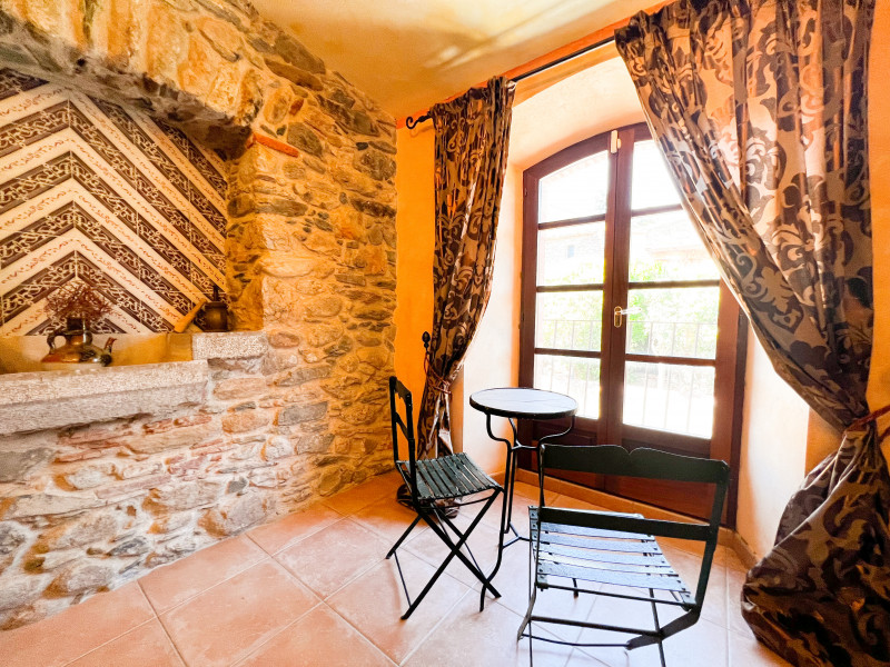 <p>Historic farmhouse in Mollet de Peralada with a successful restaurant included</p>