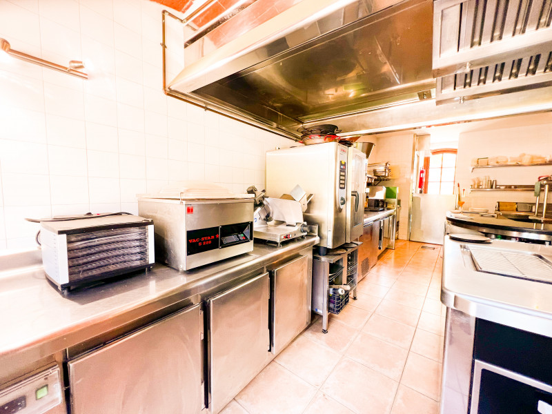 <p>Historic farmhouse in Mollet de Peralada with a successful restaurant included</p>