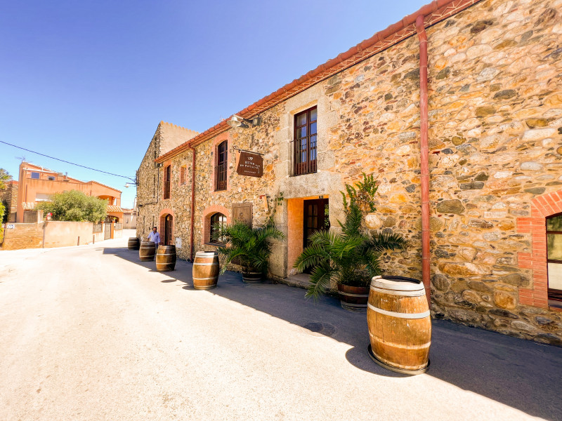 <p>Historic farmhouse in Mollet de Peralada with a successful restaurant included</p>