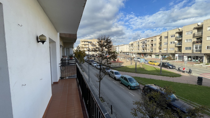 <p>Roses, downtown. Spacious apartment with 5 bedrooms and garage and storage space.</p>
