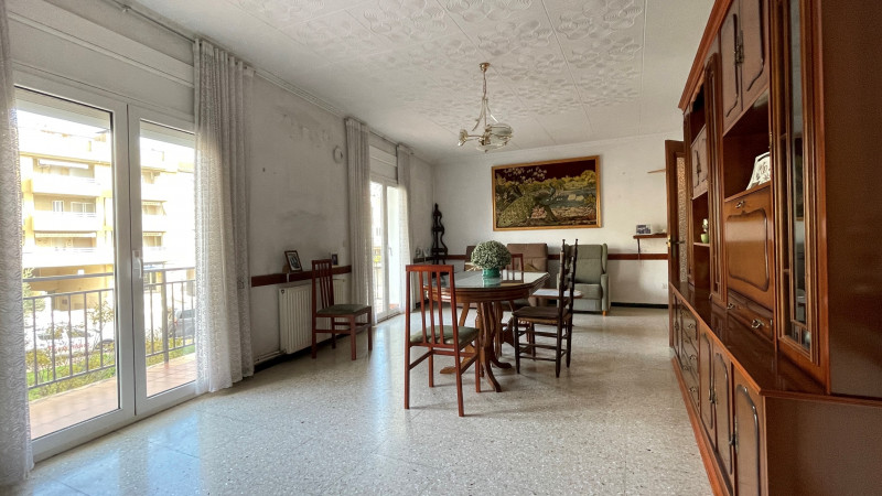 <p>Roses, downtown. Spacious apartment with 5 bedrooms and garage and storage space.</p>