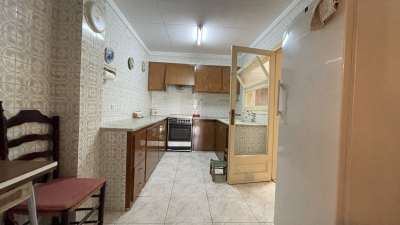 <p>Roses, downtown. Spacious apartment with 5 bedrooms and garage and storage space.</p>
