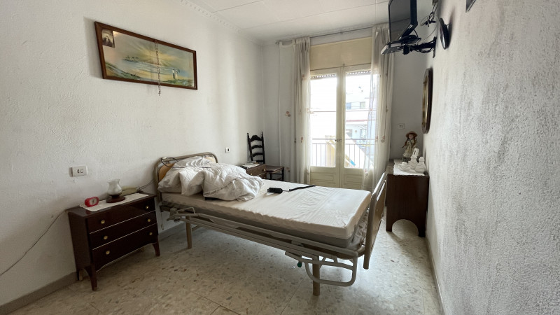 <p>Roses, downtown. Spacious apartment with 5 bedrooms and garage and storage space.</p>