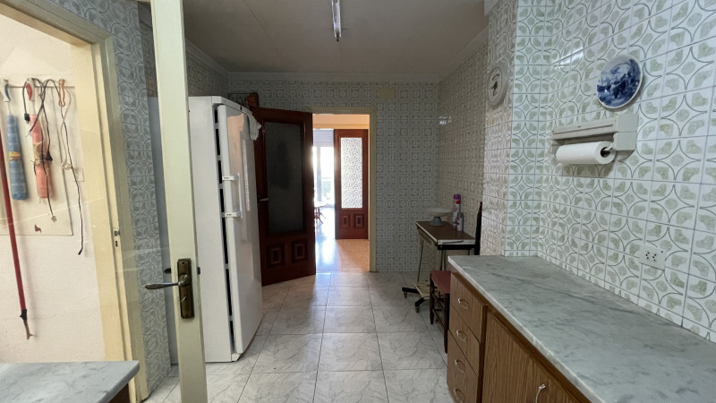<p>Roses, downtown. Spacious apartment with 5 bedrooms and garage and storage space.</p>