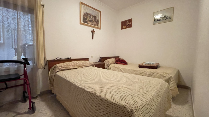 <p>Roses, downtown. Spacious apartment with 5 bedrooms and garage and storage space.</p>