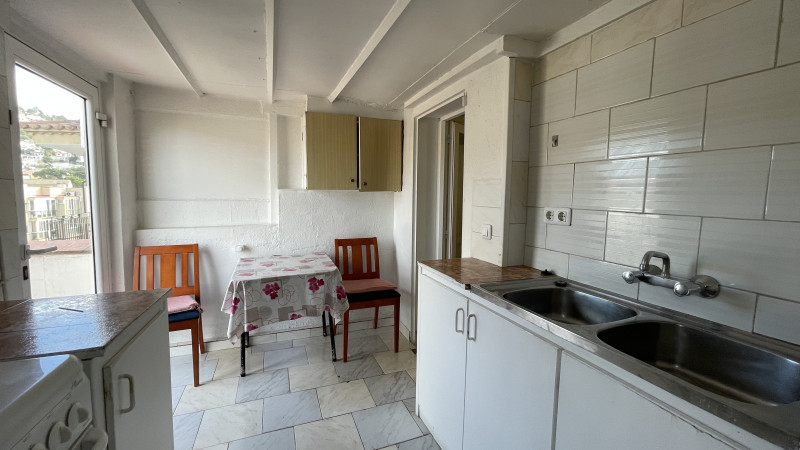 <p>Roses, downtown. Spacious apartment with 5 bedrooms and garage and storage space.</p>