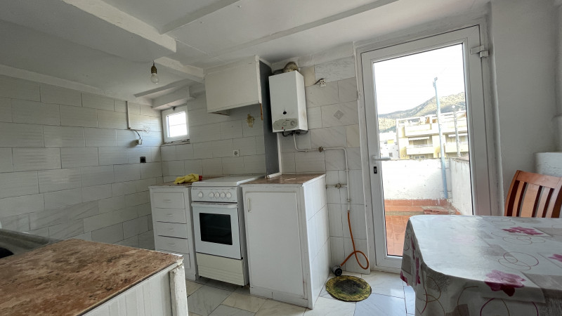 <p>Roses, downtown. Spacious apartment with 5 bedrooms and garage and storage space.</p>