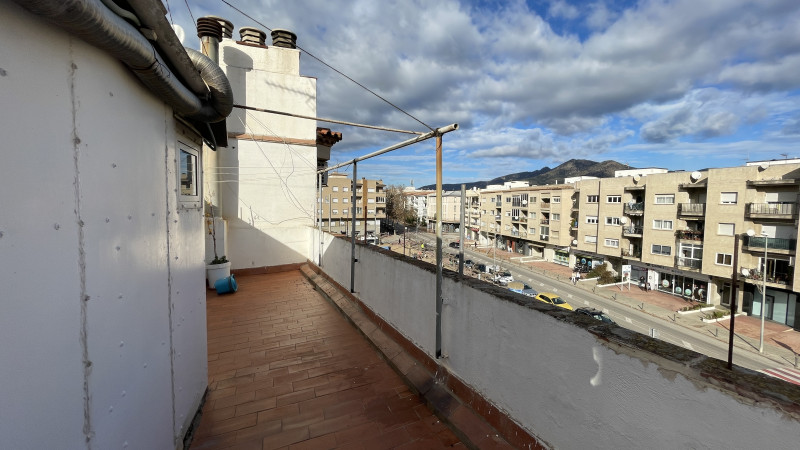 <p>Roses, downtown. Spacious apartment with 5 bedrooms and garage and storage space.</p>