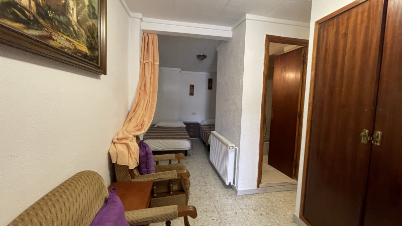 <p>Roses, downtown. Spacious apartment with 5 bedrooms and garage and storage space.</p>