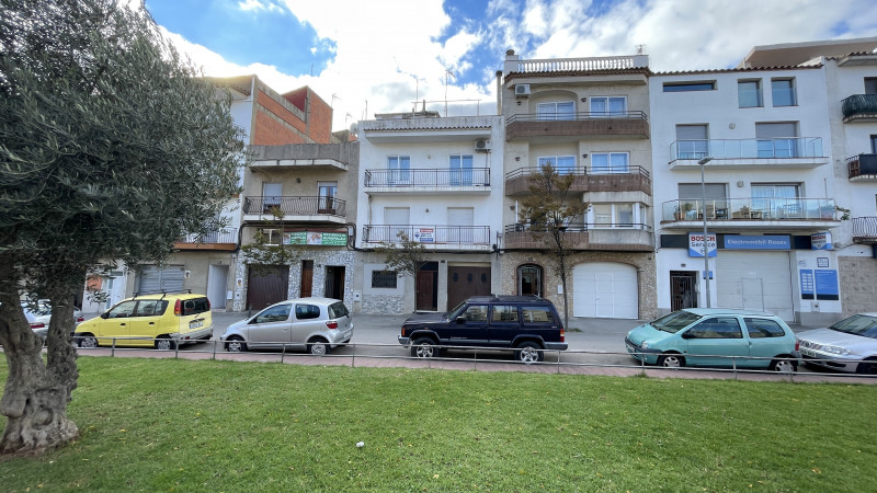 <p>Roses, downtown. Spacious apartment with 5 bedrooms and garage and storage space.</p>