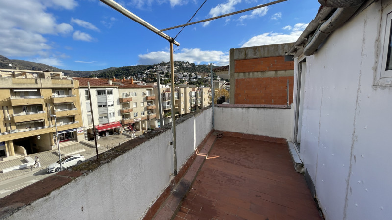 <p>Roses, downtown. Spacious apartment with 5 bedrooms and garage and storage space.</p>