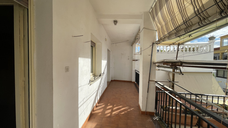 <p>Roses, downtown. Spacious apartment with 5 bedrooms and garage and storage space.</p>