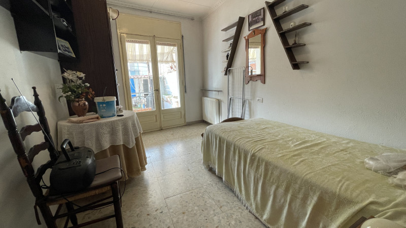 <p>Roses, downtown. Spacious apartment with 5 bedrooms and garage and storage space.</p>