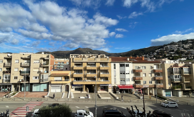 <p>Roses, downtown. Spacious apartment with 5 bedrooms and garage and storage space.</p>