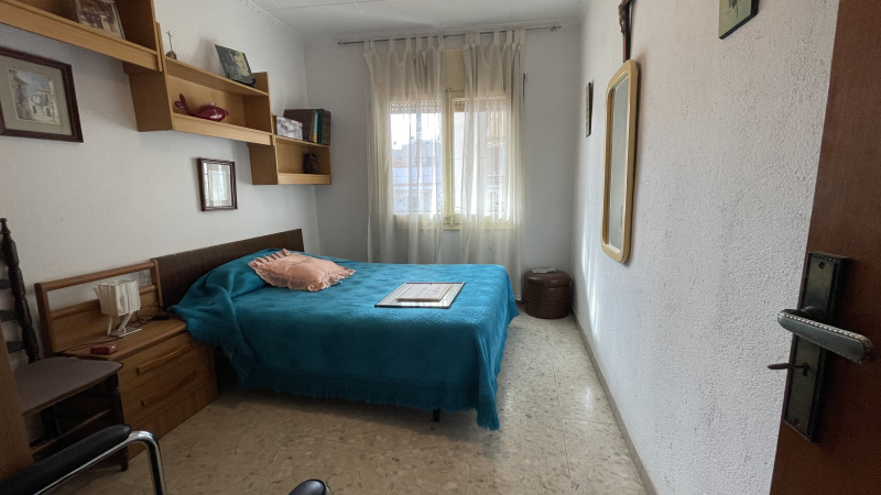 <p>Roses, downtown. Spacious apartment with 5 bedrooms and garage and storage space.</p>
