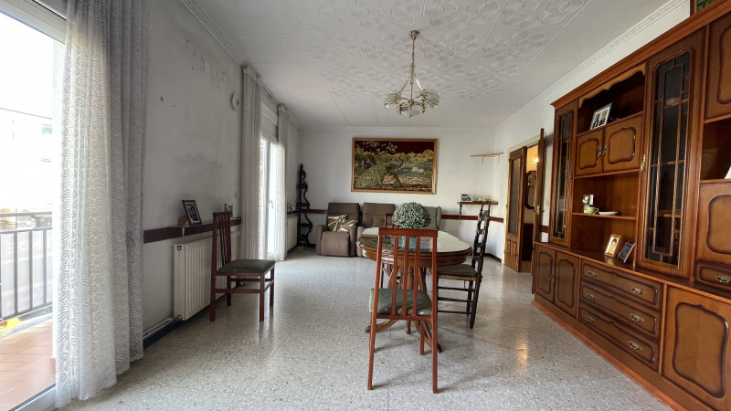 <p>Roses, downtown. Spacious apartment with 5 bedrooms and garage and storage space.</p>