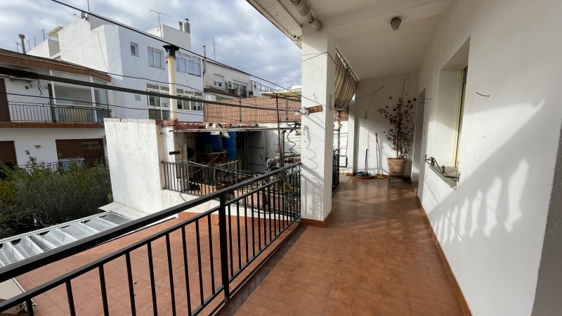 <p>Roses, downtown. Spacious apartment with 5 bedrooms and garage and storage space.</p>