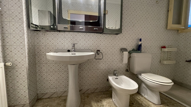 <p>Roses, downtown. Spacious apartment with 5 bedrooms and garage and storage space.</p>